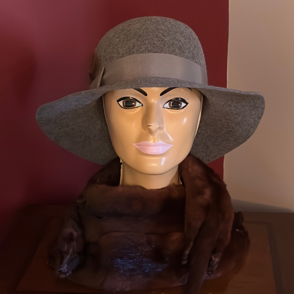 Betmar Mitchell Field & Company Merino Wool Women’s Grey Ribbon Hat & Feather